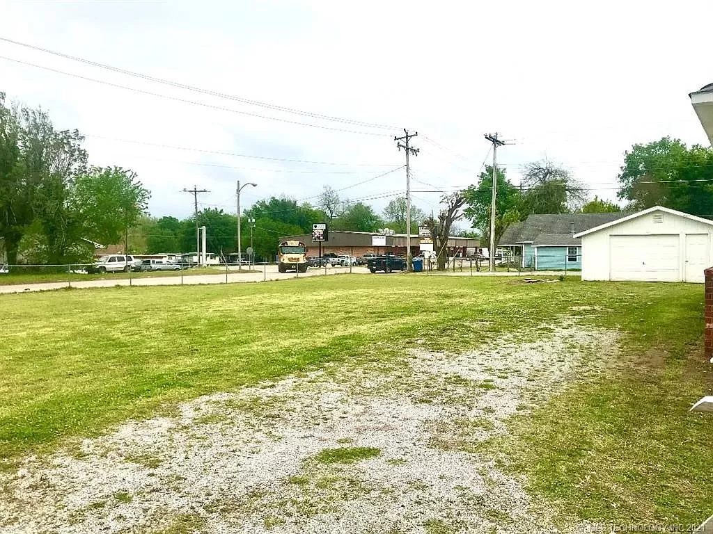 The lot looking toward the street. The store opposite is the one the 2021 listing meant by walking distance.